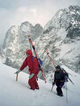 Andrzej Koz�owski iJasio Cytawa podchodz� na Baranie Rogi.
